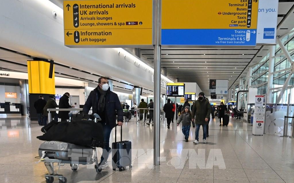 Hành khách tại sân bay Heathrow ở London, Anh. (Ảnh: AFP/TTXVN) Hành khách tại sân bay Heathrow ở London, Anh. (Ảnh: AFP/TTXVN)